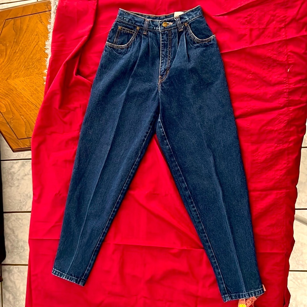 Vintage Jordache Pleated Jeans size 7, 28” inseam tapered leg, high waist